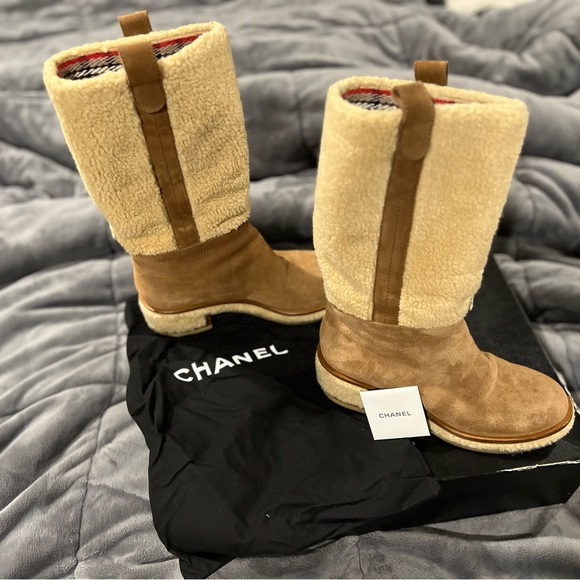 Selling these stylish winter Chanel boots. Can be dressed up/down worn2-3x - Picture 4 of 6